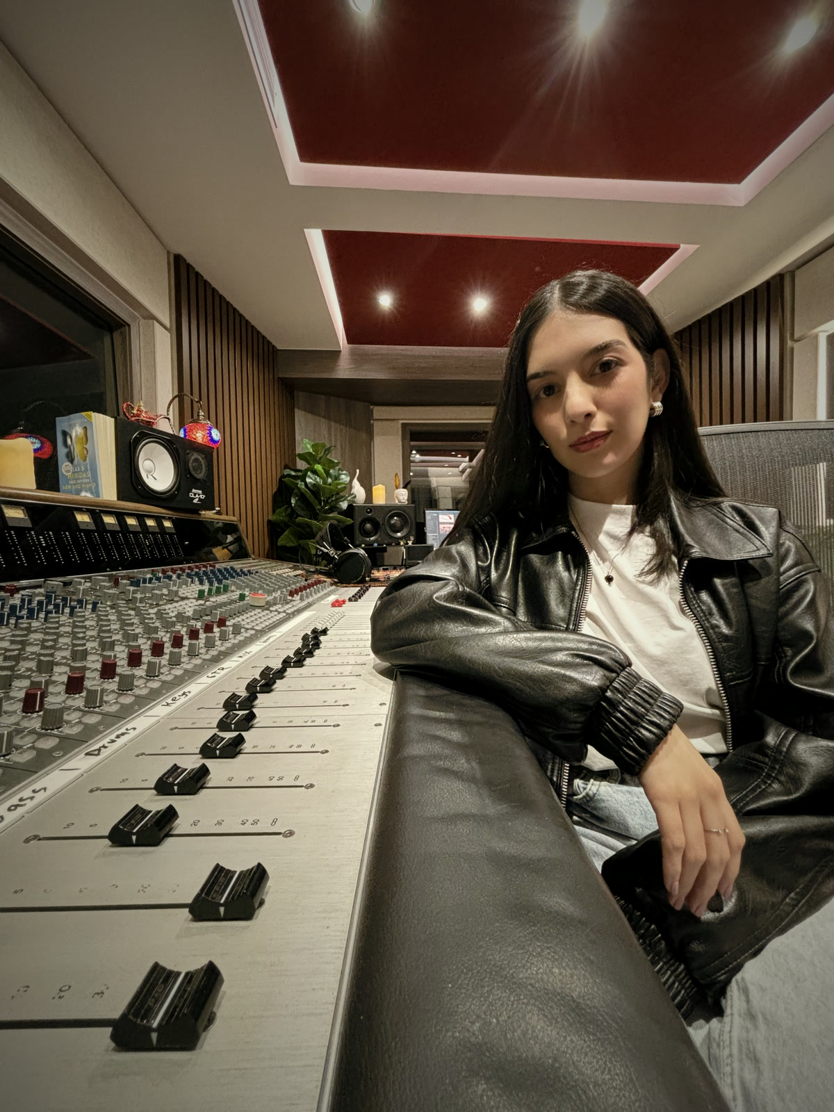 Calina, productora vocal, en el estudio