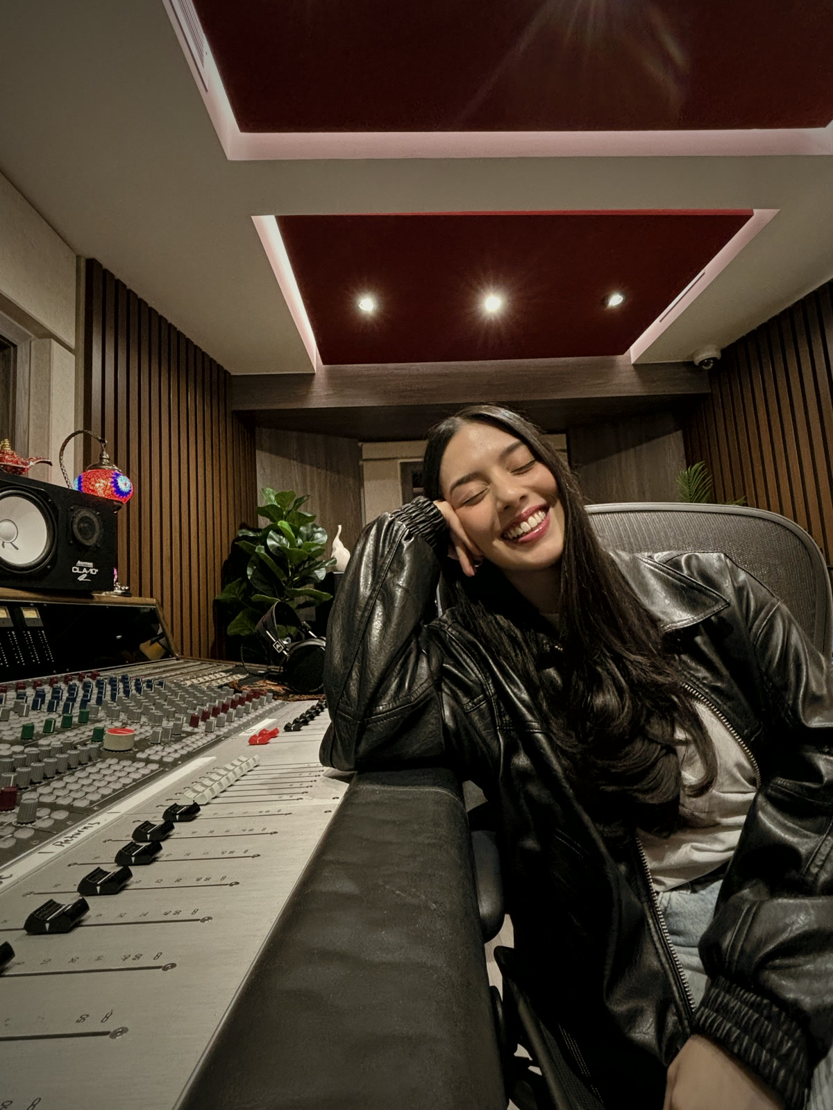 Calina, productora vocal, sonriendo en el estudio